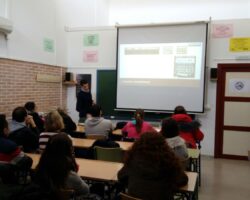 Charla sobre oportunidades de empleo en Bricomart.