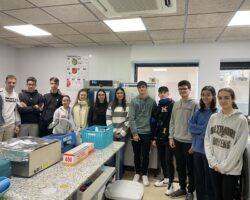 El alumnado de 4º ESO y 2º Bachilletato visita el laboratoria CUAM